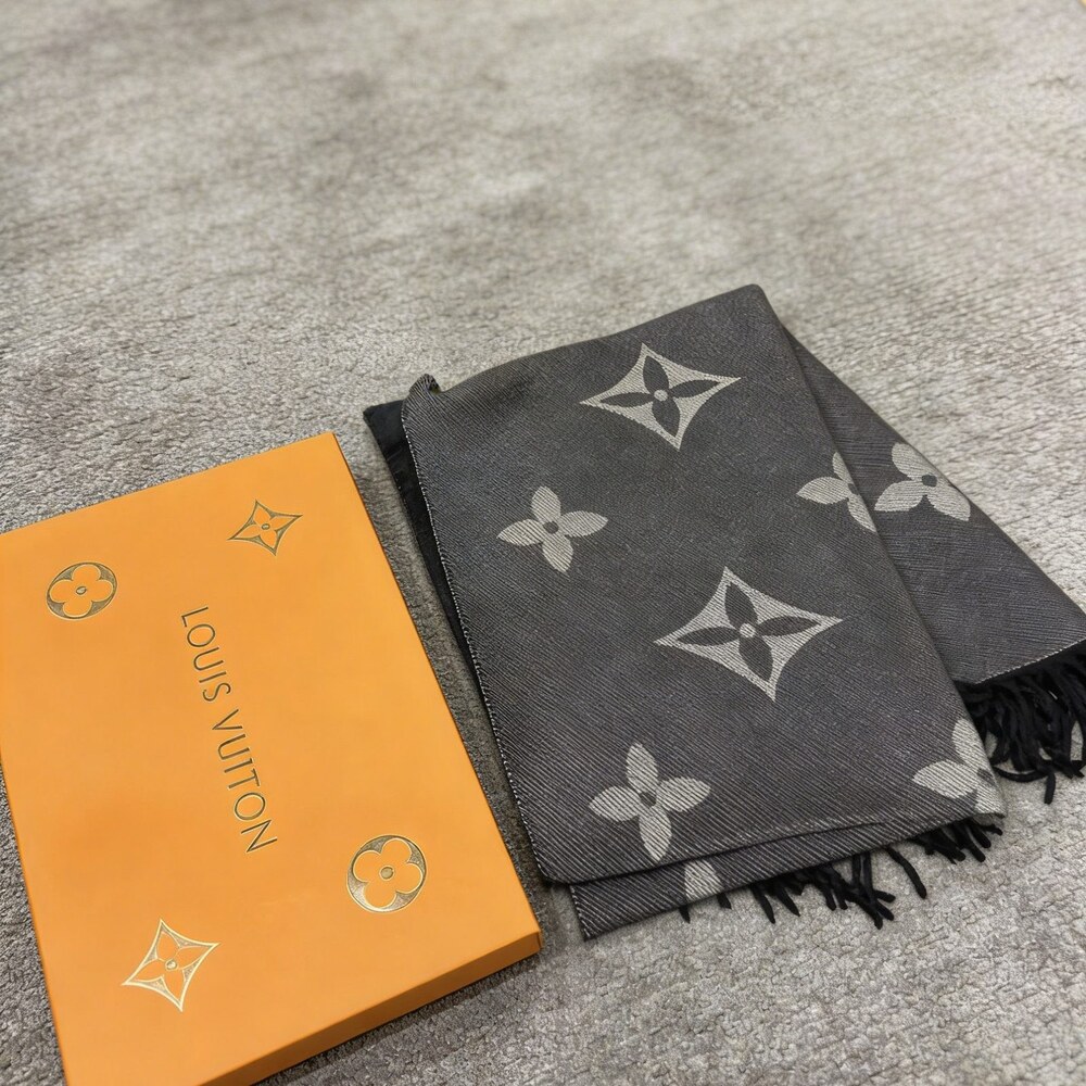 Louis Vuitton Charcoal Oversized Flower Fringe Scarf - Picture 4 of 4